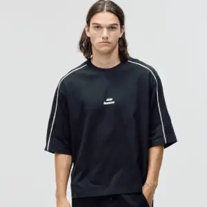 OVERSIZED BLACK LOGO TEE
